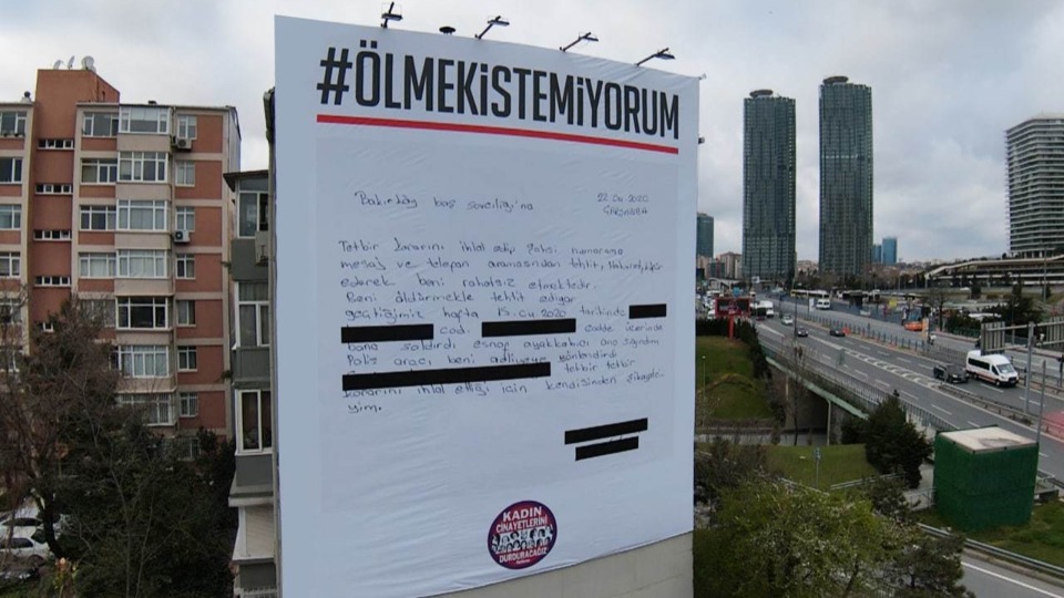 Kadınlar Zincirlikuyu’ya üzerinde ‘Ölmek istemiyorum’ yazılı dev bir afiş astı